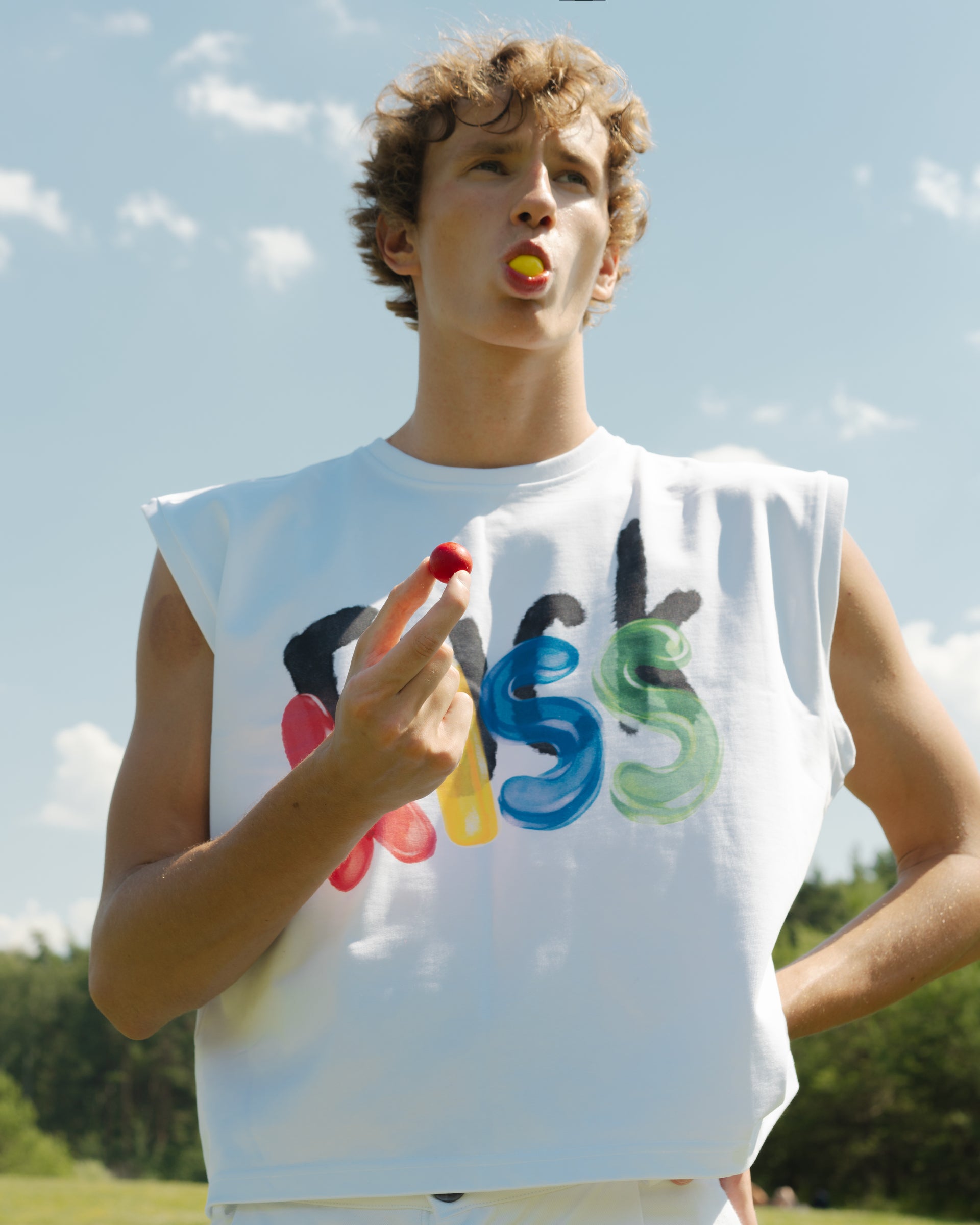 "Kiss" White Sleeveless T-Shirt