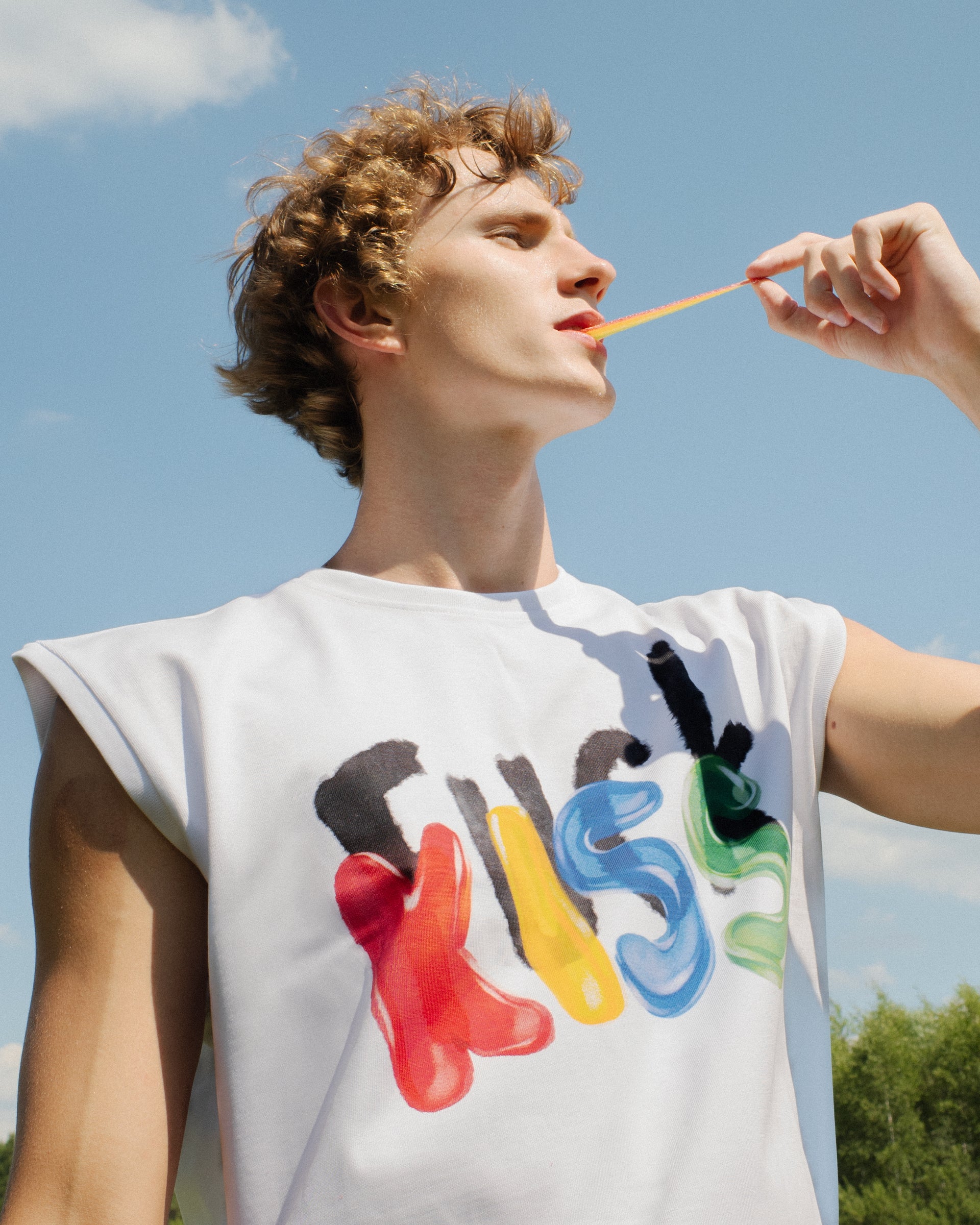 "Kiss" White Sleeveless T-Shirt