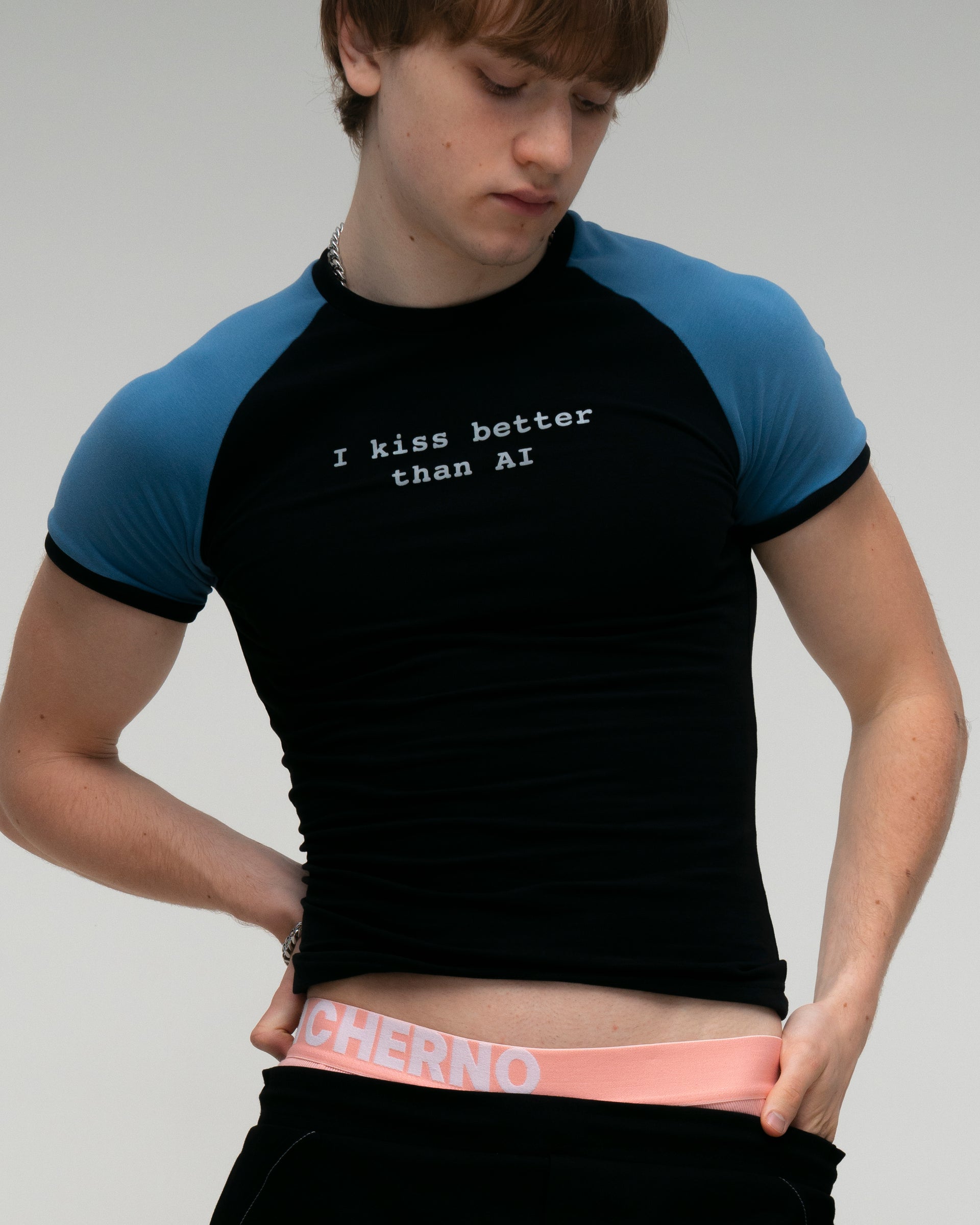 "I kiss better than AI" Black T-shirt