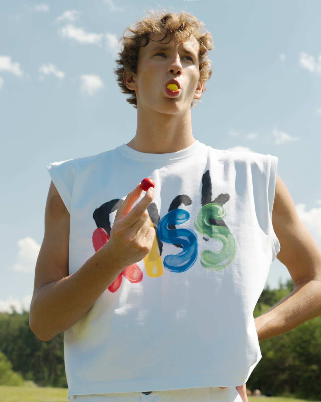 "Kiss" White Sleeveless T-Shirt